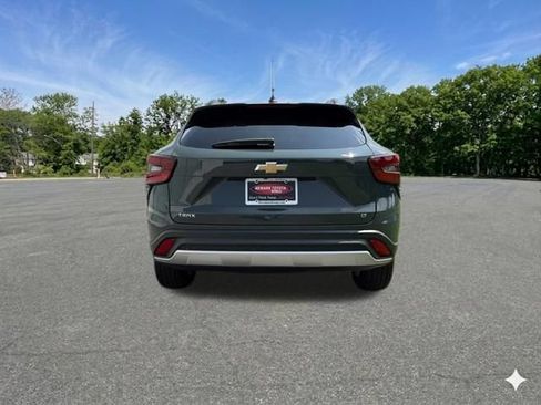 Used 2025 Chevrolet Trax LT FWD image 7