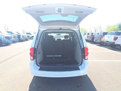 Used 2016 Dodge Grand Caravan SE image 11