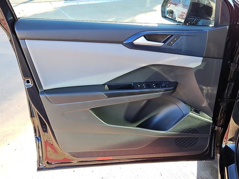 Certified 2023 Volkswagen Taos SE w/ Black Wheel Package image 12