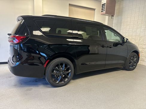 New 2026 Chrysler Pacifica Limited AWD/4WD image 21