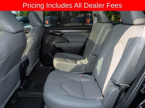 Used 2024 Toyota Highlander Platinum FWD image 10