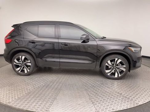 Used 2024 Volvo XC40 B5 Plus w/ Protection Package Premier AWD/4WD image 9