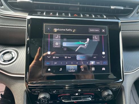 Used 2023 Jeep Grand Cherokee L Laredo AWD/4WD image 18