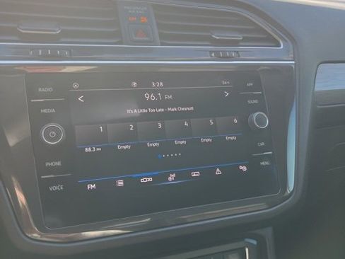 Used 2021 Volkswagen Tiguan SE image 40