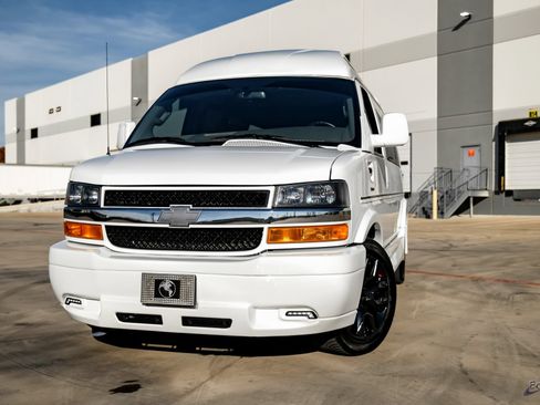 Used 2023 Chevrolet Express 2500 image 3