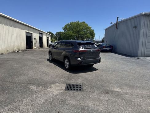 Used 2022 Toyota Highlander L FWD image 7