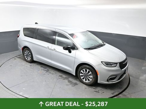Used 2024 Chrysler Pacifica Limited FWD image 46