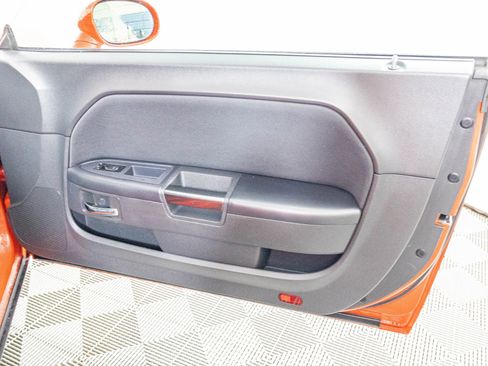 Used 2014 Dodge Challenger SXT image 31