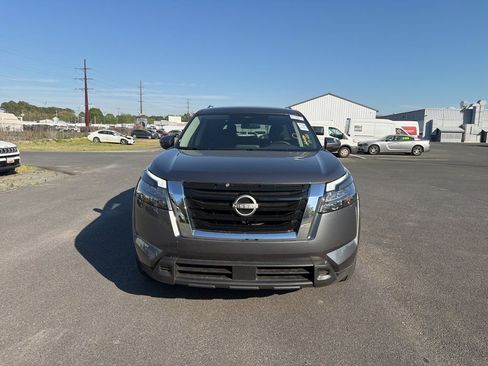 Used 2025 Nissan Pathfinder SV image 8