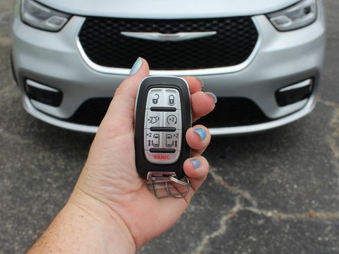 Used 2024 Chrysler Pacifica Select image 65