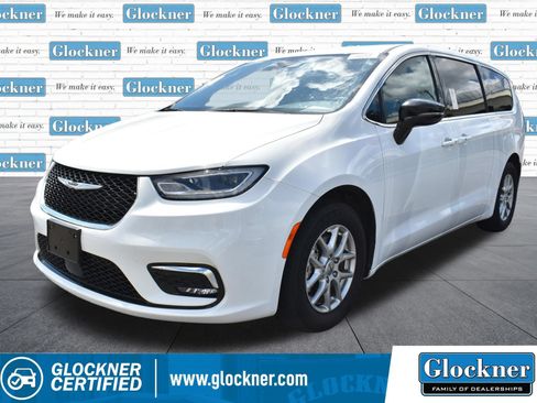 Used 2025 Chrysler Pacifica Select FWD image 1