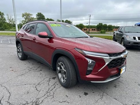 Used 2024 Chevrolet Trax LT w/ Sunroof Package FWD image 7