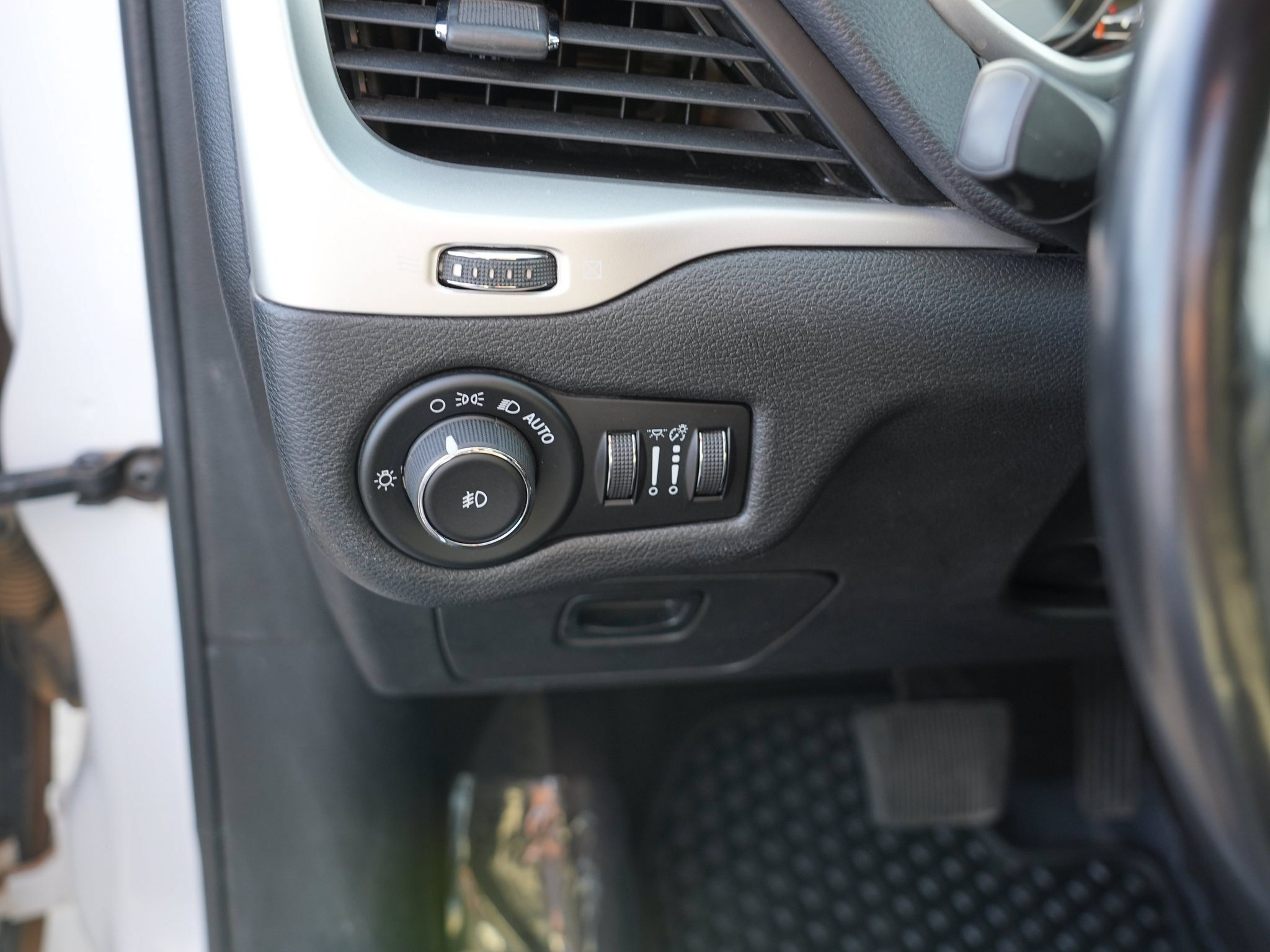 Used 2017 Jeep Cherokee Trailhawk AWD/4WD image 17