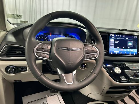 Used 2024 Chrysler Pacifica Touring-L image 15