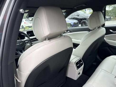 Used 2025 Genesis G70 2.5T RWD image 13