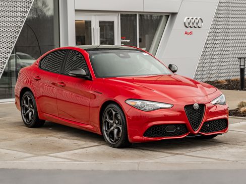 Used 2023 Alfa Romeo Giulia Estrema image 2