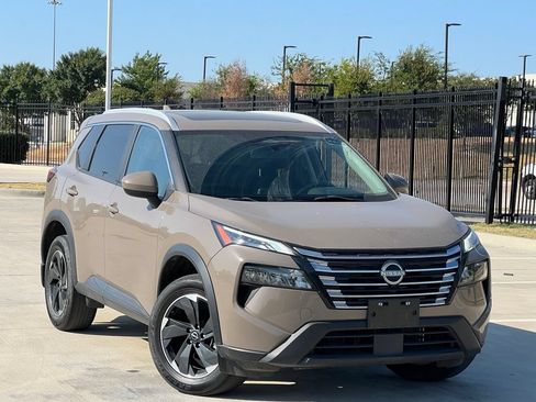 Used 2024 Nissan Rogue SV w/ SV Premium Package FWD image 2