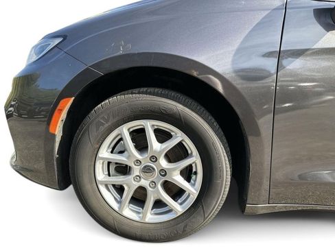 Used 2023 Chrysler Pacifica Touring-L FWD image 18
