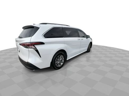 Used 2025 Toyota Sienna XLE AWD/4WD image 8