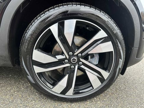 Used 2025 Volvo XC40 B5 Plus w/ Climate Package image 9
