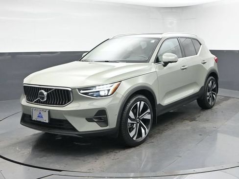Used 2025 Volvo XC40 B5 Ultra w/ Climate Package AWD/4WD image 3