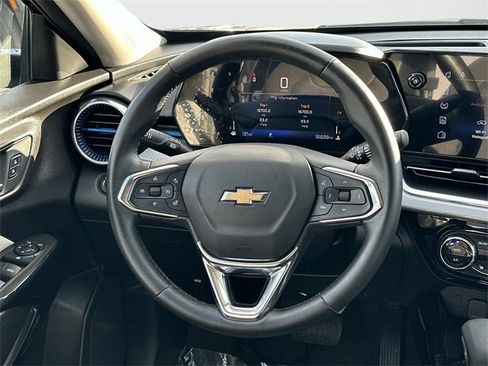 Used 2024 Chevrolet Trax LT w/ LT Convenience Package image 6