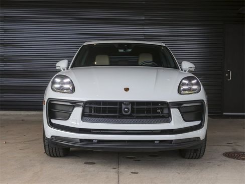 Used 2025 Porsche Macan image 10