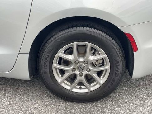 Used 2024 Chrysler Pacifica Touring-L image 10