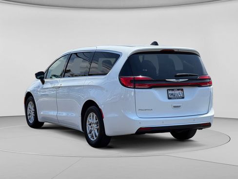 Used 2024 Chrysler Pacifica Touring FWD image 32