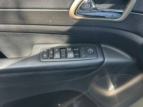 Used 2017 Jeep Grand Cherokee Laredo w/ Quick Order Package 2BE image 17