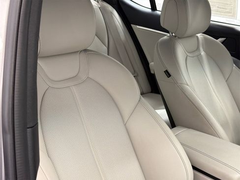 Used 2024 Genesis G70 2.5T image 9