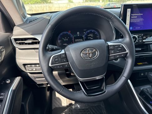Certified 2025 Toyota Highlander Platinum AWD/4WD image 11