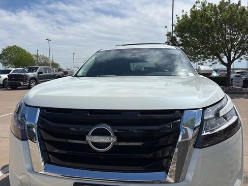 Used 2024 Nissan Pathfinder SL w/ SL Premium Package image 2