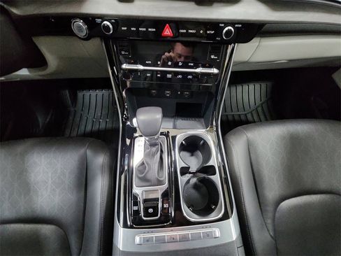 Used 2024 Kia Carnival EX image 11