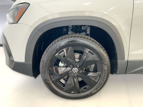 New 2026 Volkswagen Taos SE image 12