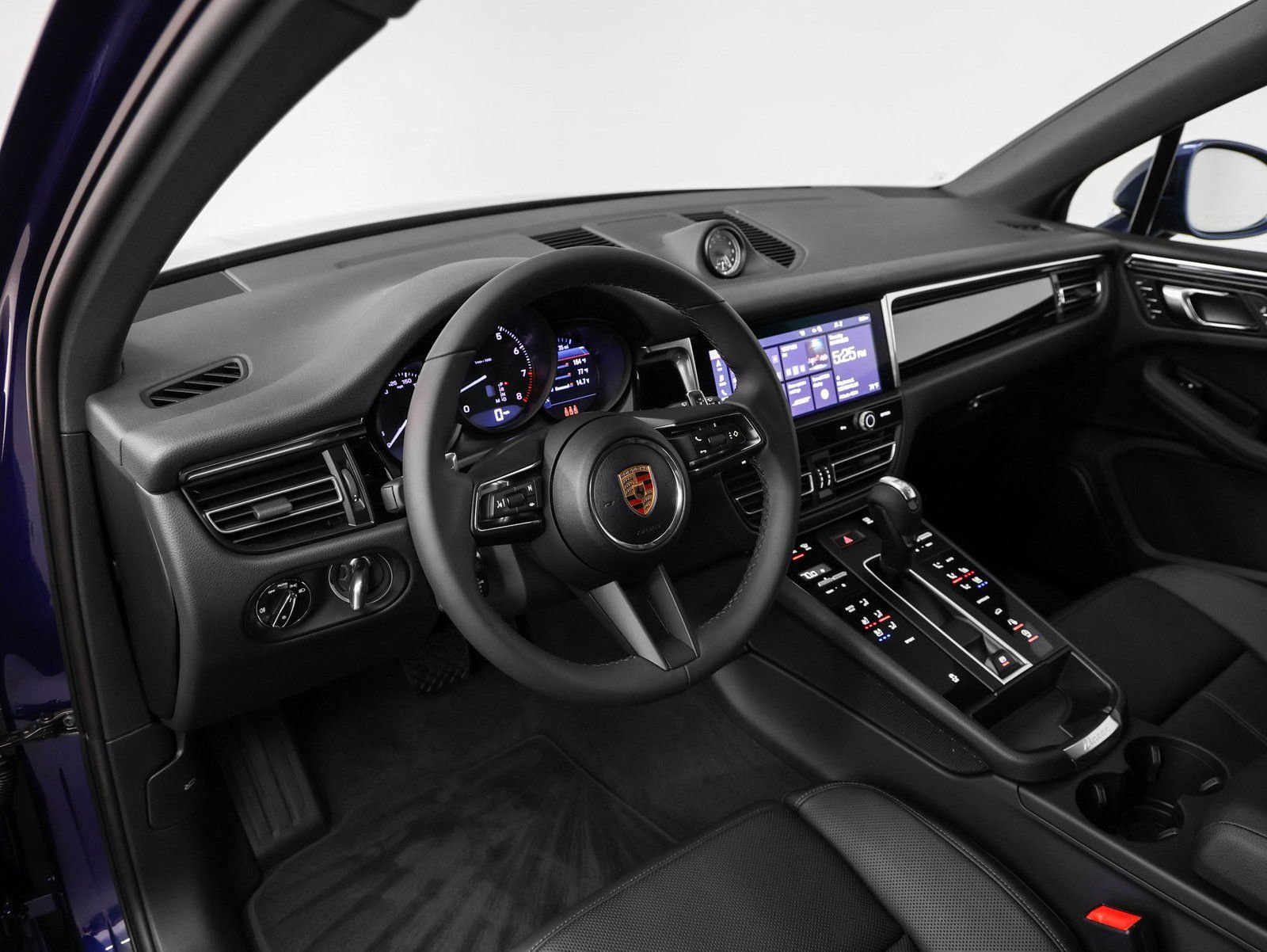 Certified 2025 Porsche Macan AWD/4WD image 4
