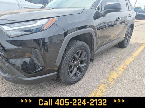 Used 2023 Toyota RAV4 LE AWD/4WD image 4