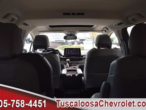 Used 2023 Toyota Sienna XLE FWD image 11