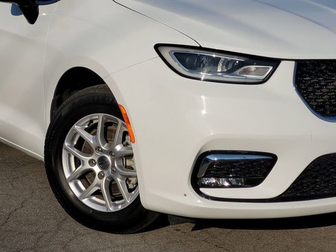 Used 2024 Chrysler Pacifica Touring-L image 9