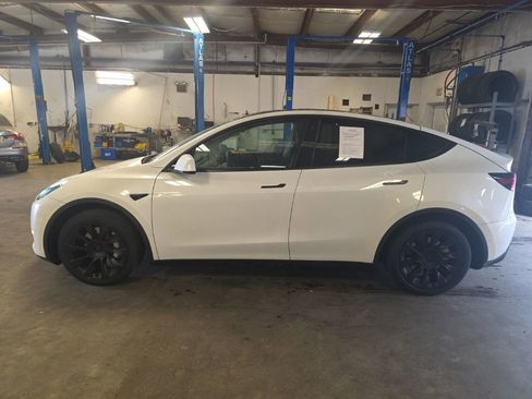 Used 2022 Tesla Model Y Long Range image 2