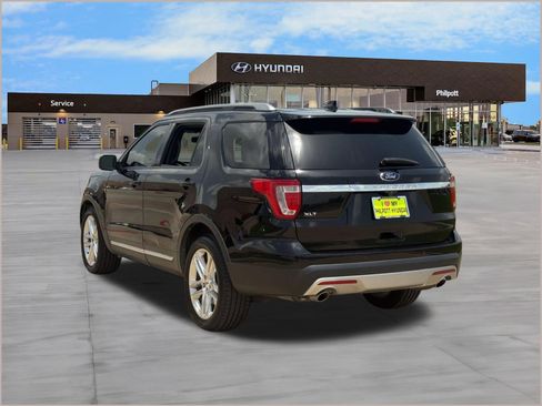 Used 2017 Ford Explorer XLT w/ Equipment Group 202A FWD image 3