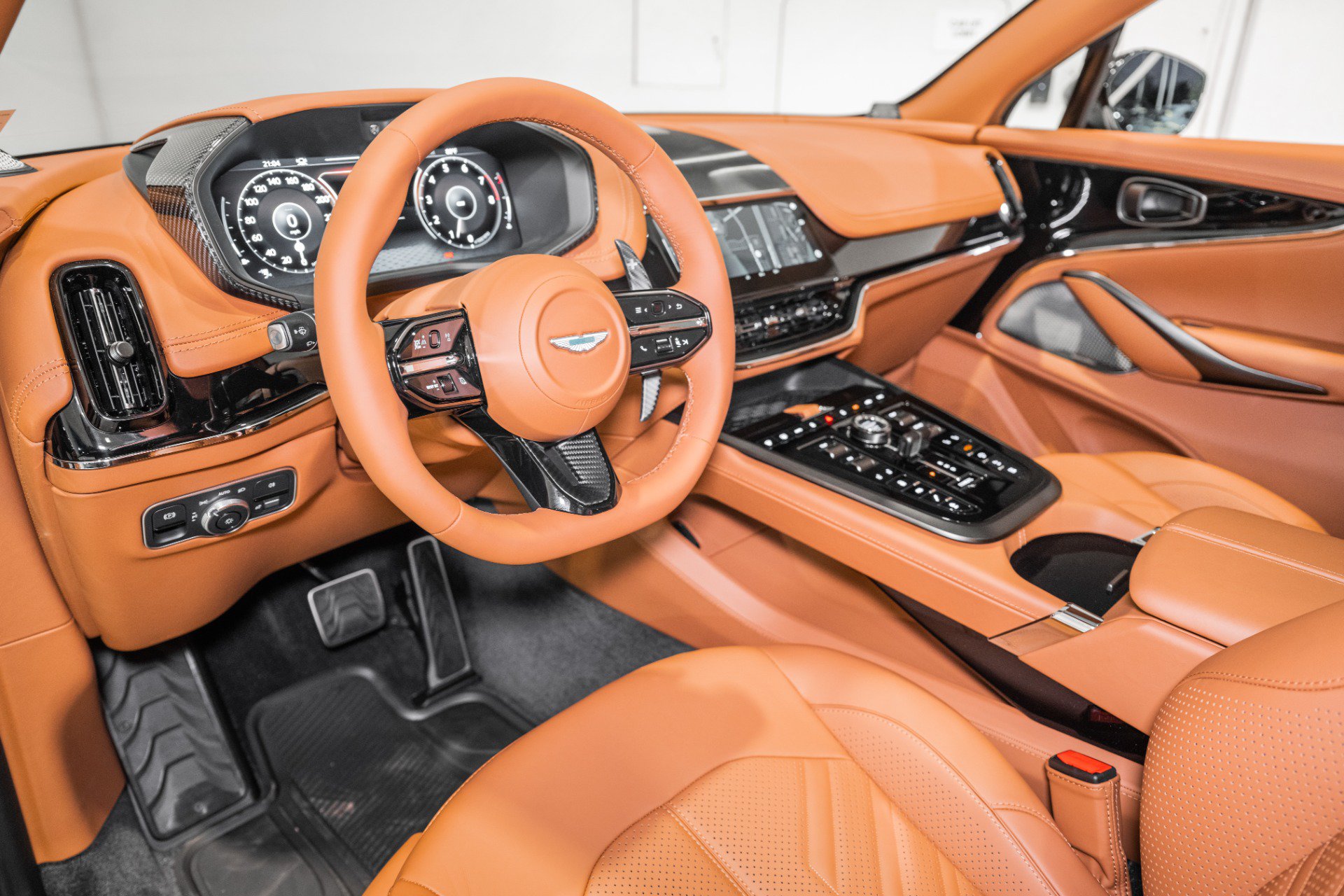 Used 2026 Aston Martin DBX S AWD/4WD image 3