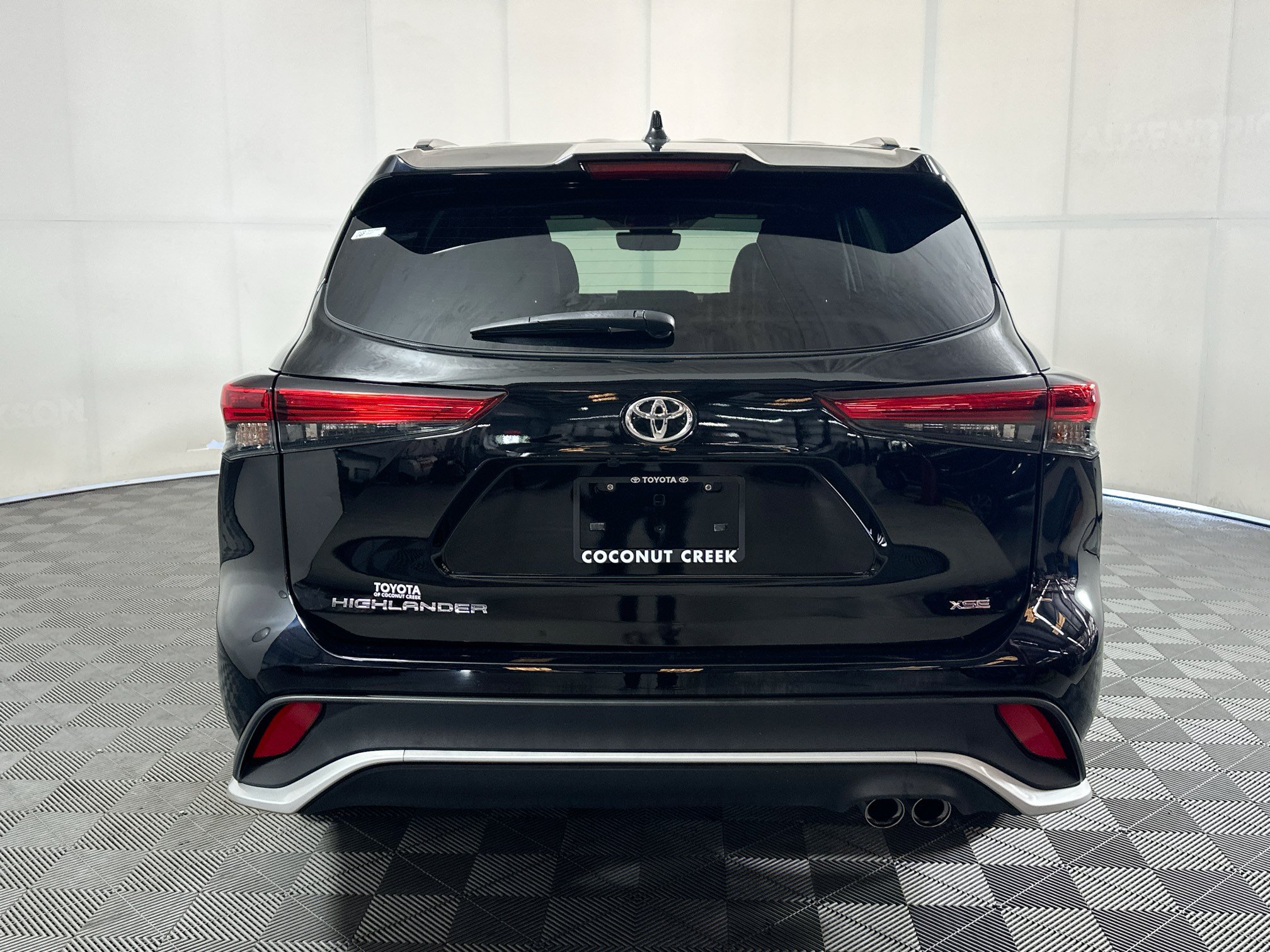 Used 2023 Toyota Highlander XSE FWD image 4