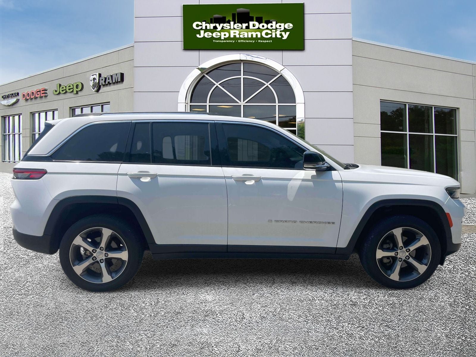 Used 2023 Jeep Grand Cherokee Limited AWD/4WD image 5