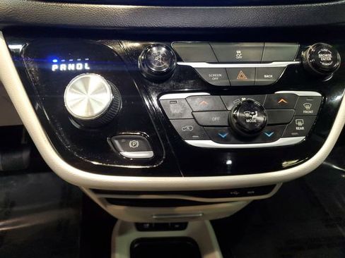 Used 2017 Chrysler Pacifica Touring FWD image 20
