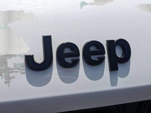 Used 2023 Jeep Grand Cherokee Altitude AWD/4WD image 9