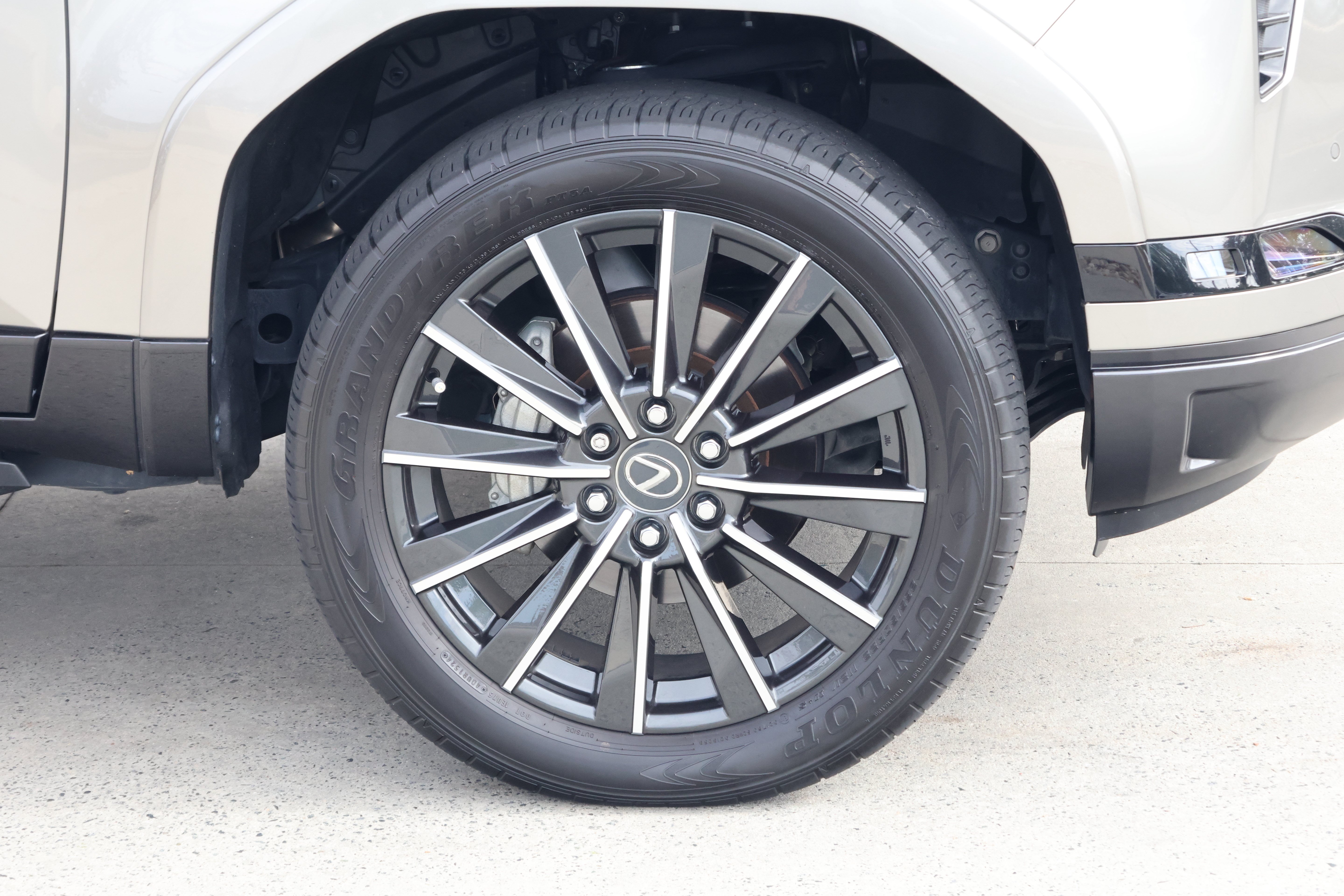 Used 2024 Lexus GX 550 w/ Accessory Package (Z1) AWD/4WD image 11