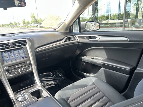 Used 2018 Ford Fusion SE w/ Fusion SE Technology Package FWD image 19