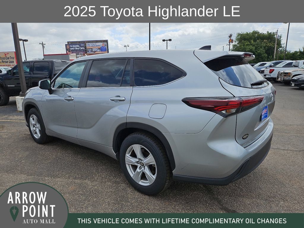 Used 2025 Toyota Highlander LE FWD image 8