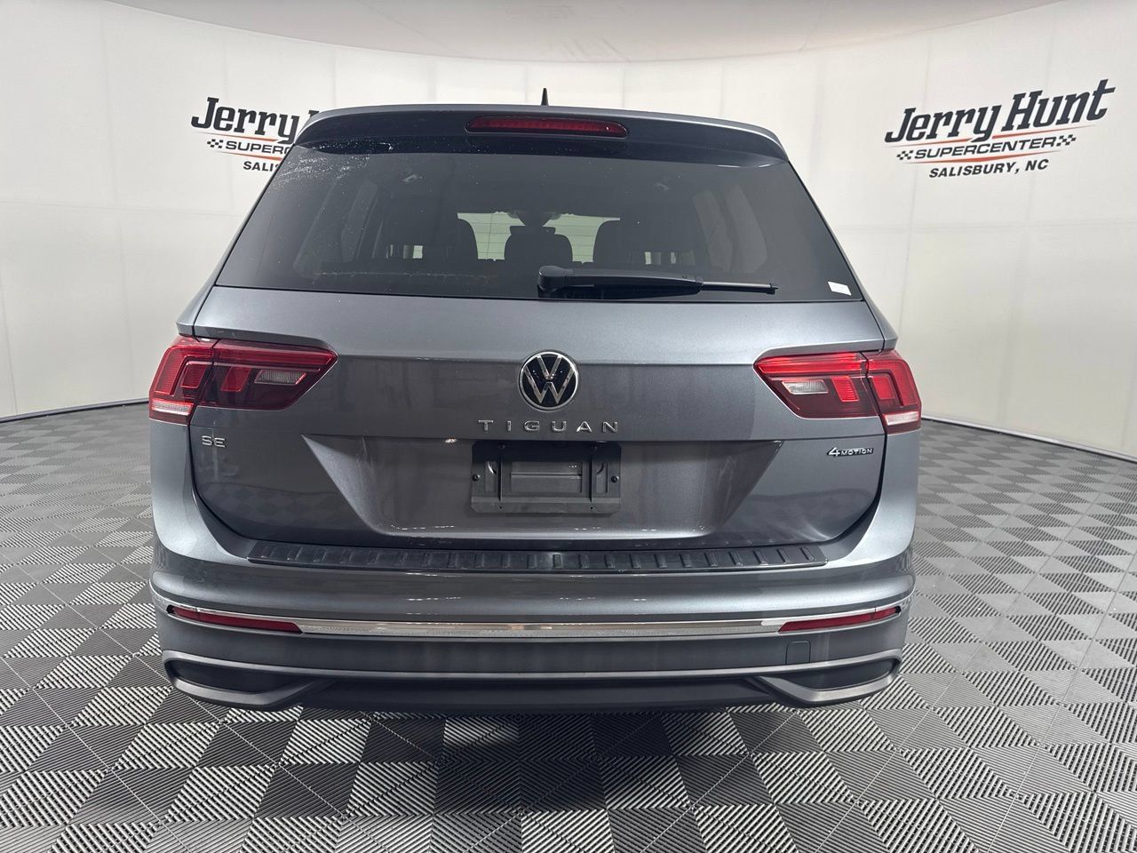 Used 2023 Volkswagen Tiguan SE w/ Panoramic Sunroof Package AWD/4WD image 8